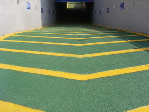 The garage has no vibration and anti-slip ramps